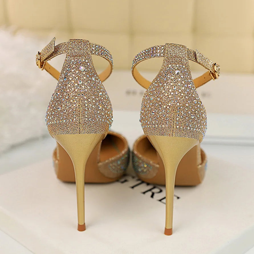 נעלי עקב שפיץ בעיטור יהלומים קריסטל - NESTIA