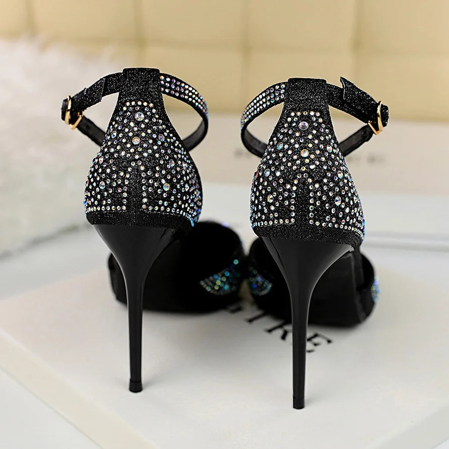 נעלי עקב שפיץ בעיטור יהלומים קריסטל - NESTIA