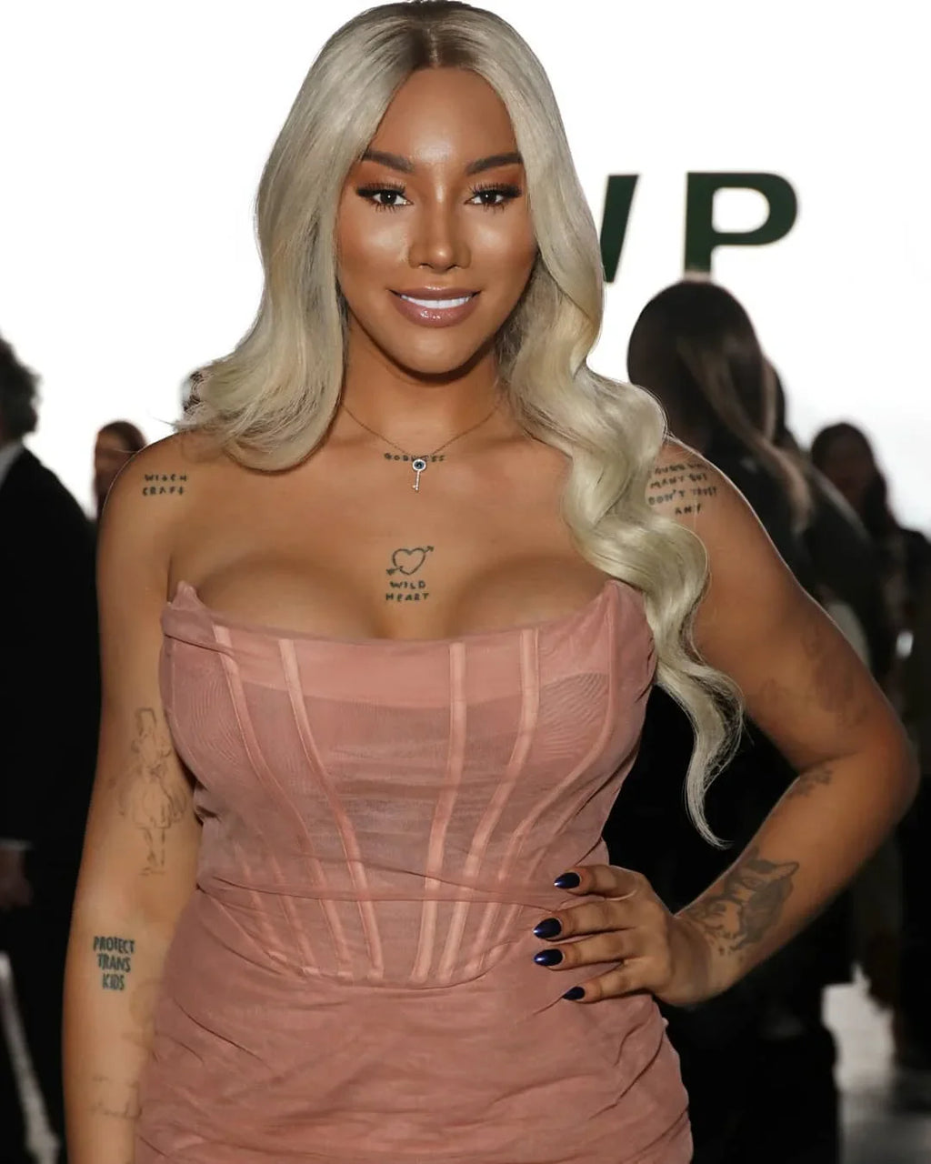 שמלת מידי סטרפלס מחוך שיפון - טולה