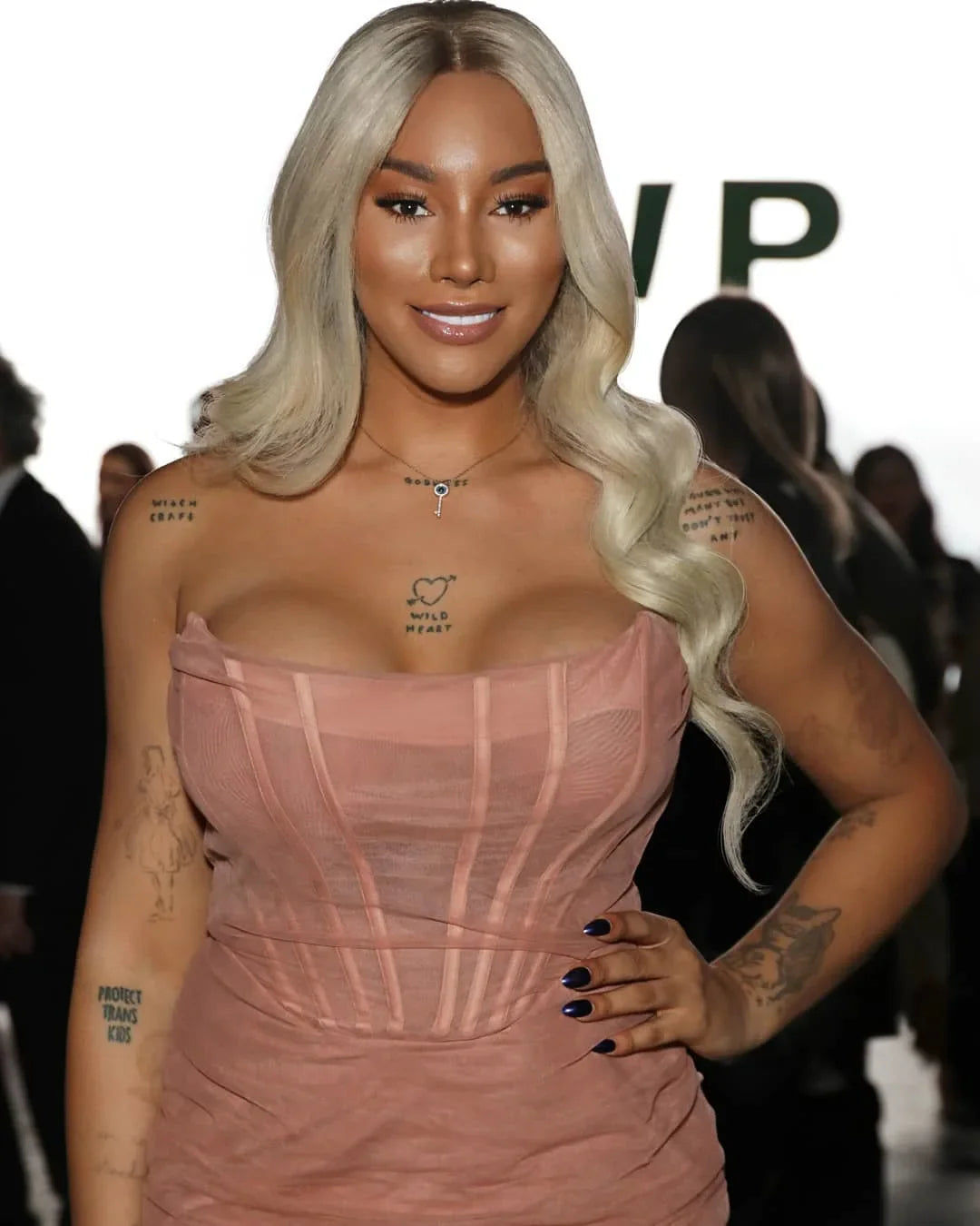 שמלת מידי סטרפלס מחוך שיפון - טולה