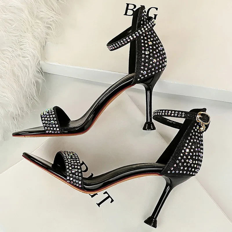 סנדלי עקב בעיטור יהלומי קריסטל - MILI