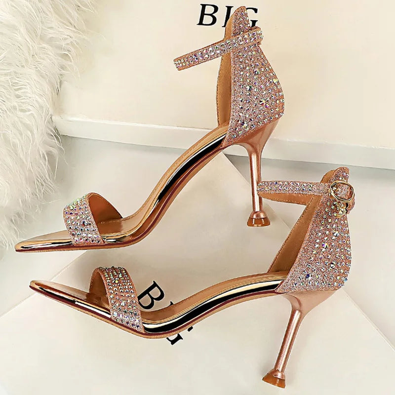 סנדלי עקב בעיטור יהלומי קריסטל - MILI