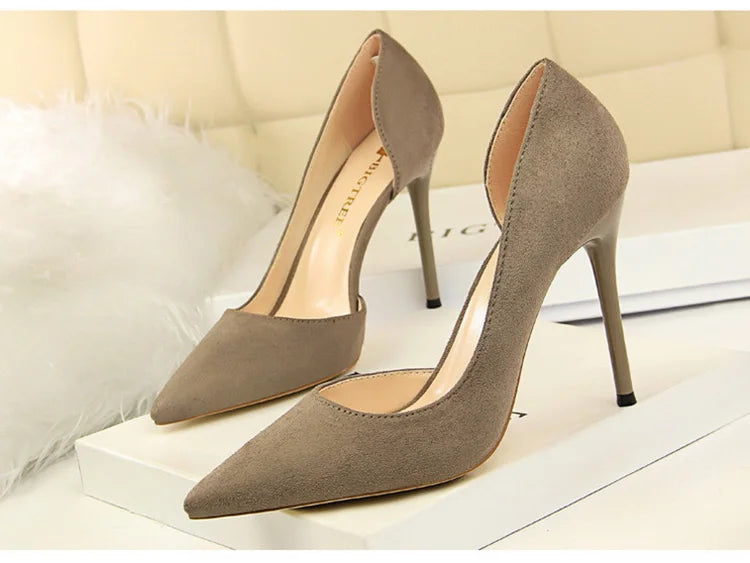 נעלי עקב זמש שפיץ בעיצוב צד פתוח - נלי