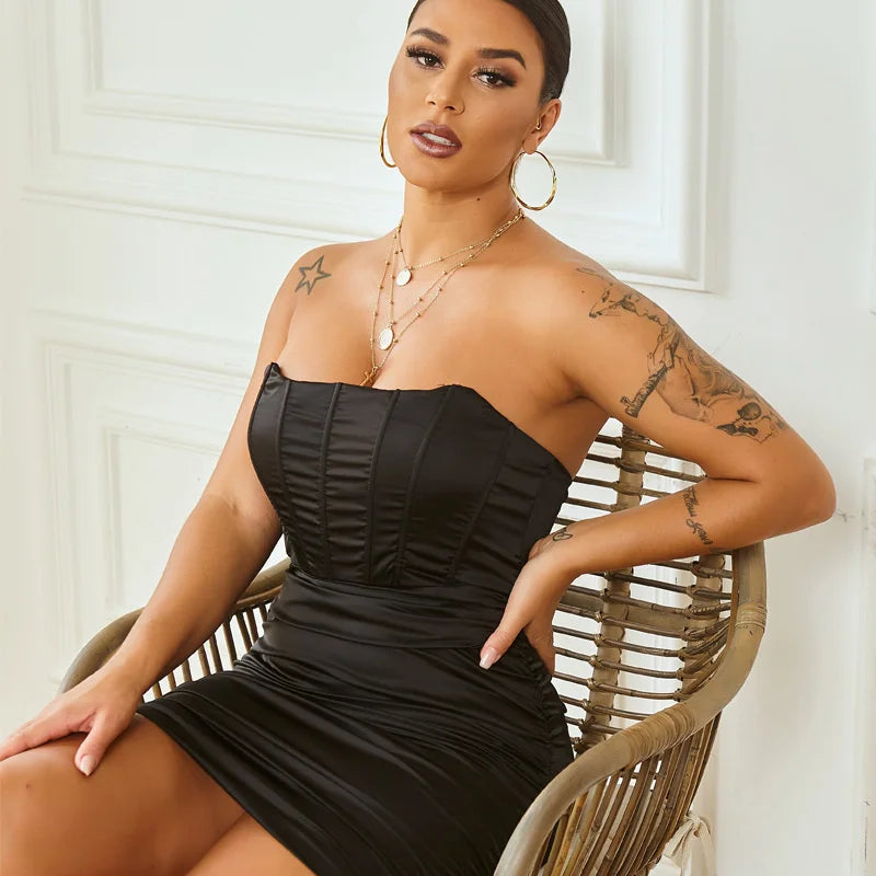 שמלת מיני סטרפלס סאטן בגזרת מחוך וכיווצים - סינדי