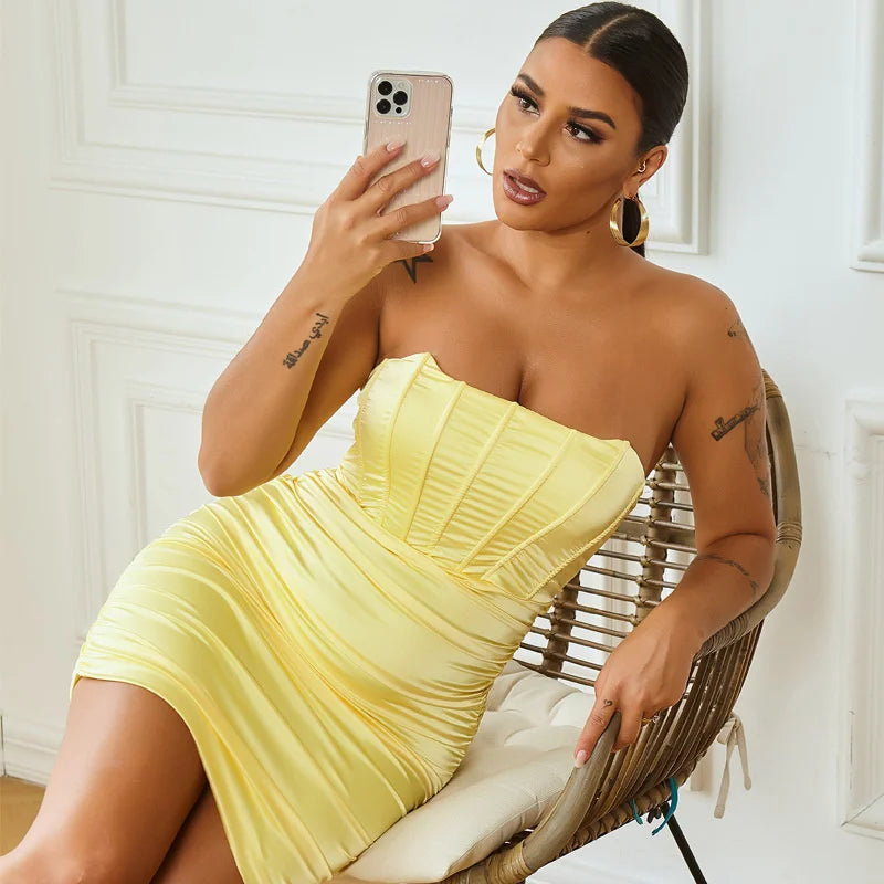 שמלת מיני סטרפלס סאטן בגזרת מחוך וכיווצים - סינדי