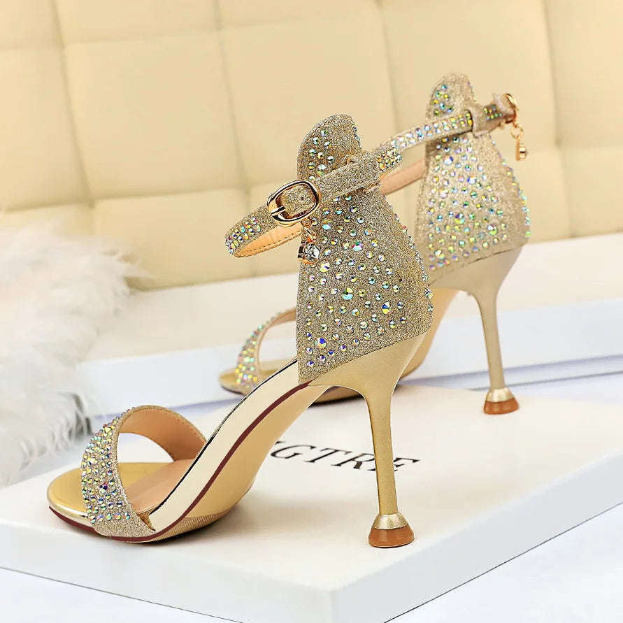 סנדלי עקב בעיטור יהלומי קריסטל - MILI