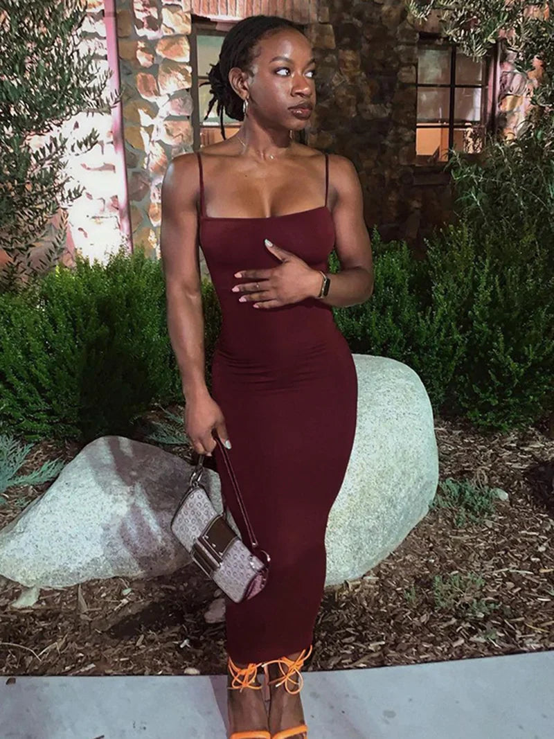 שמלת מקסי צמודה רצועות ספגטי בד מחטב ומחמיא - רוקסנה