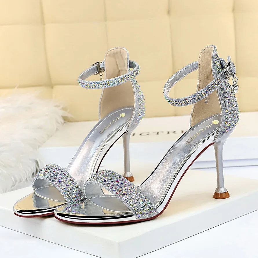 סנדלי עקב בעיטור יהלומי קריסטל - MILI