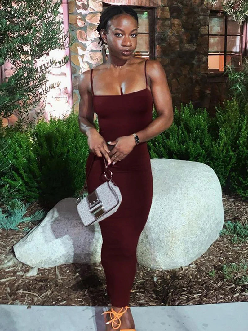 שמלת מקסי צמודה רצועות ספגטי בד מחטב ומחמיא - רוקסנה