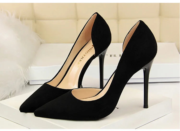 נעלי עקב זמש שפיץ בעיצוב צד פתוח - נלי