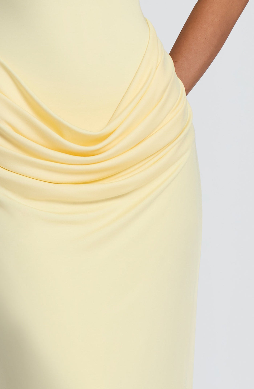 Sasha - Pleated maxi dress with an open back