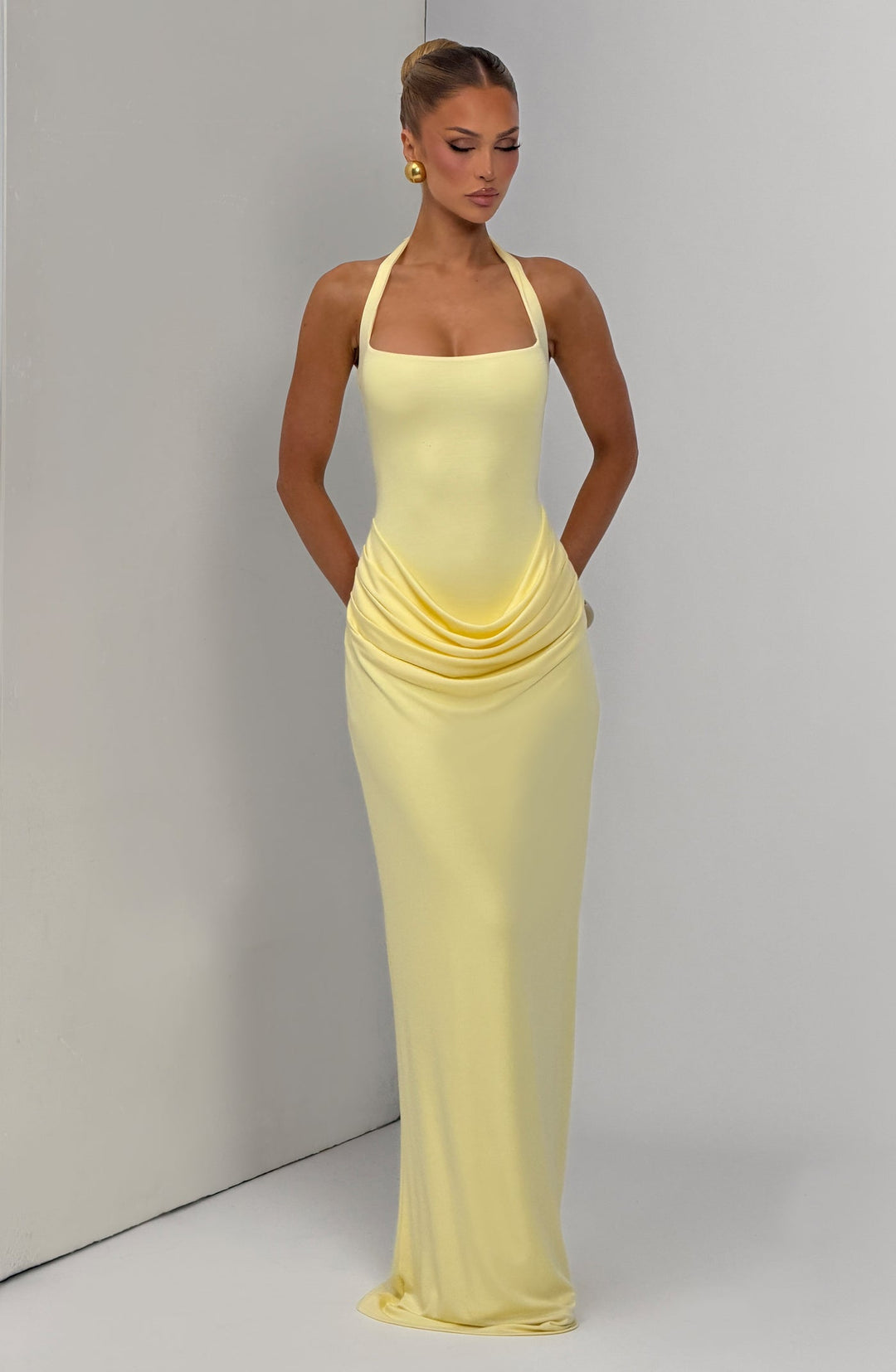 Sasha - Pleated maxi dress with an open back