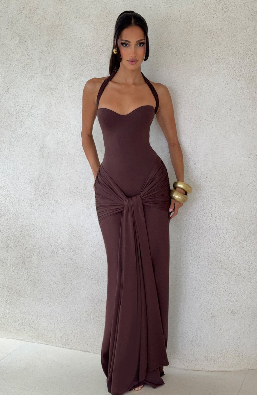 Maxi dress with a neck tie and open back – YALI