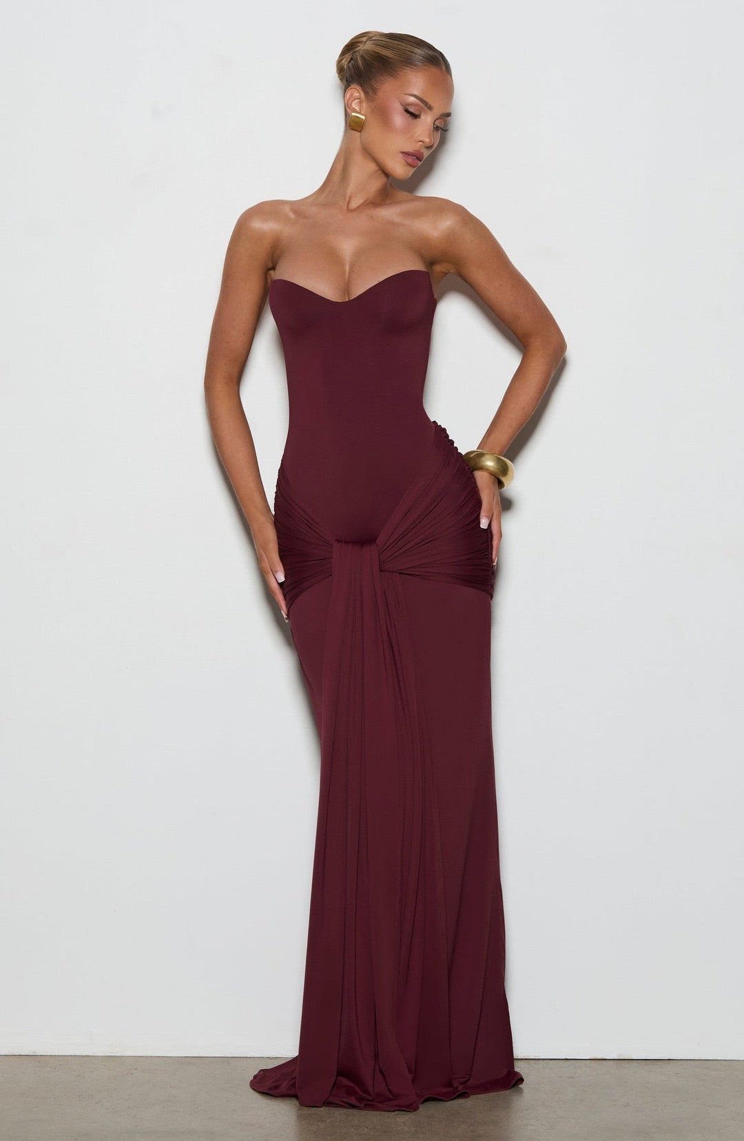 Maxi dress with a neck tie and open back – YALI