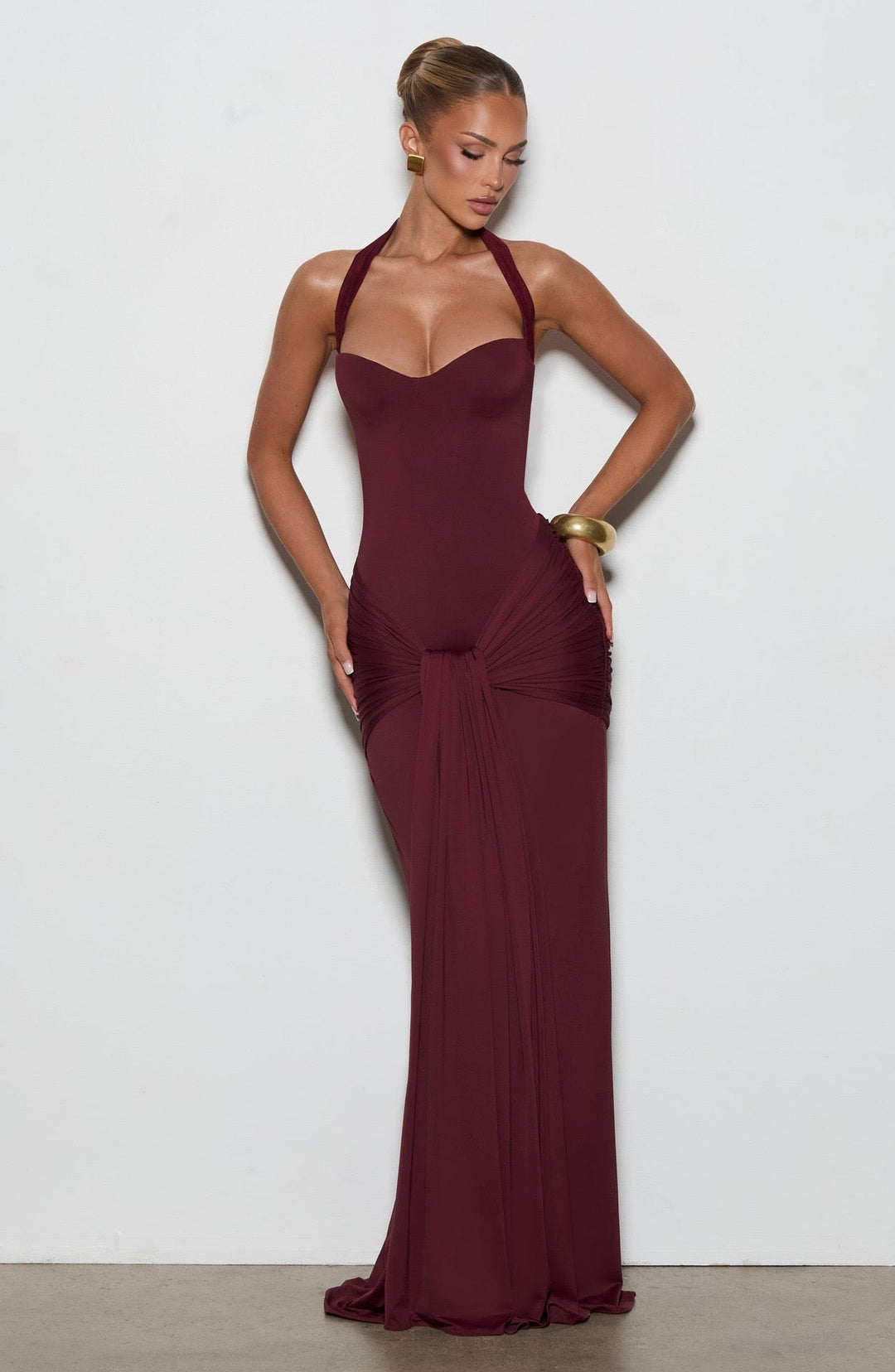 Maxi dress with a neck tie and open back – YALI