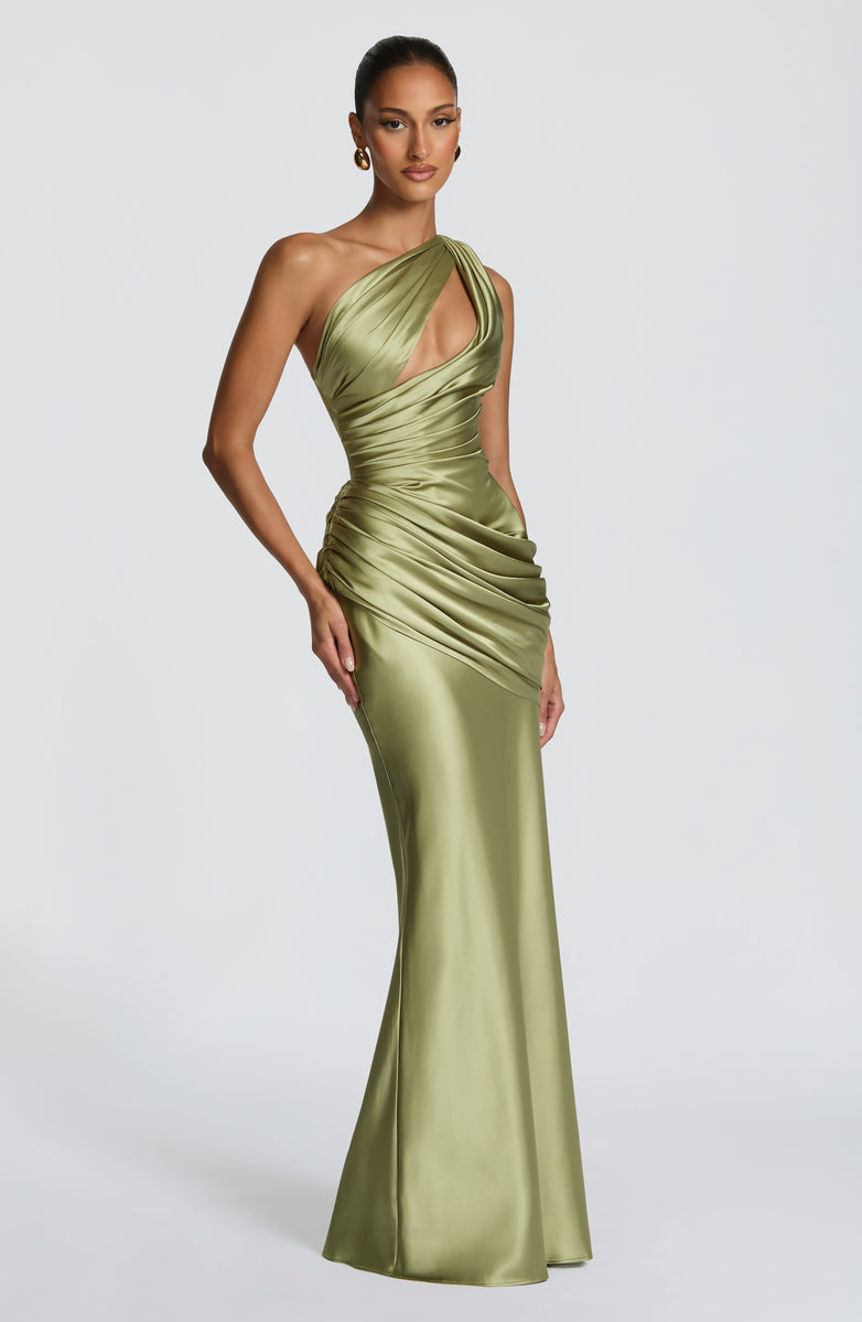 Elegant satin maxi dress with an open back and pleat detailing – LINOR