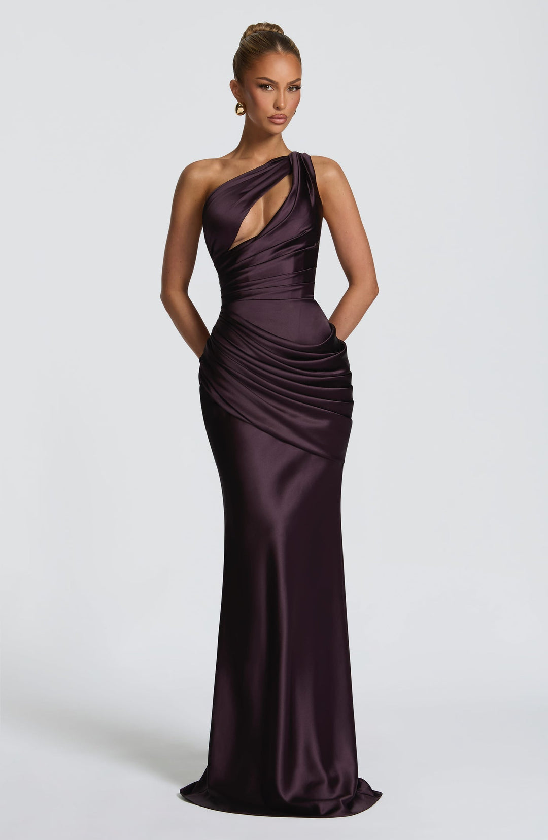 Elegant satin maxi dress with an open back and pleat detailing – LINOR