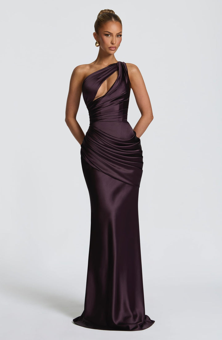 Elegant satin maxi dress with an open back and pleat detailing – LINOR
