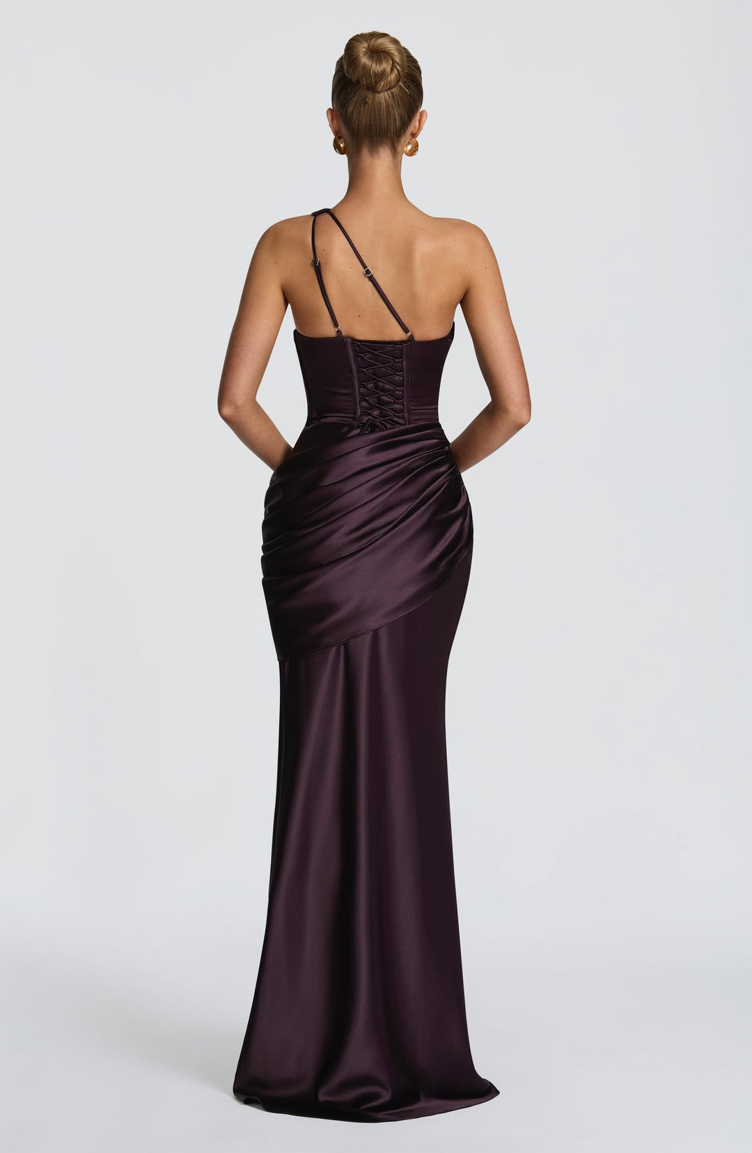 Elegant satin maxi dress with an open back and pleat detailing – LINOR