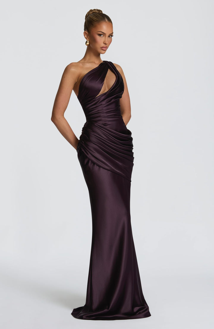 Elegant satin maxi dress with an open back and pleat detailing – LINOR
