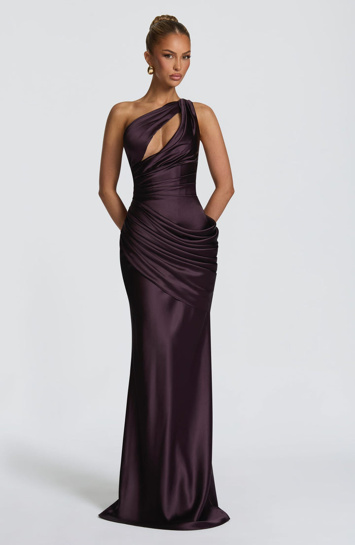 Elegant satin maxi dress with an open back and pleat detailing – LINOR