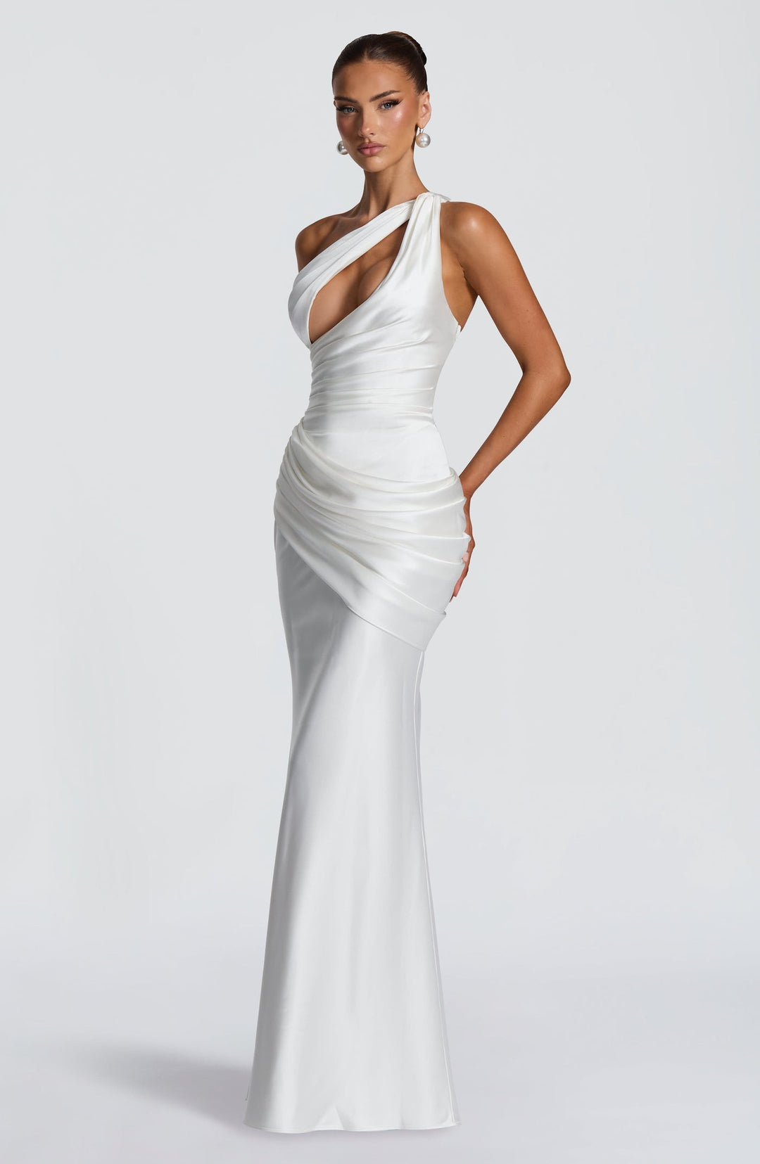 Elegant satin maxi dress with an open back and pleat detailing – LINOR
