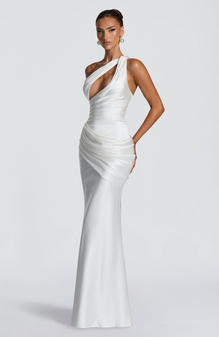Elegant satin maxi dress with an open back and pleat detailing – LINOR