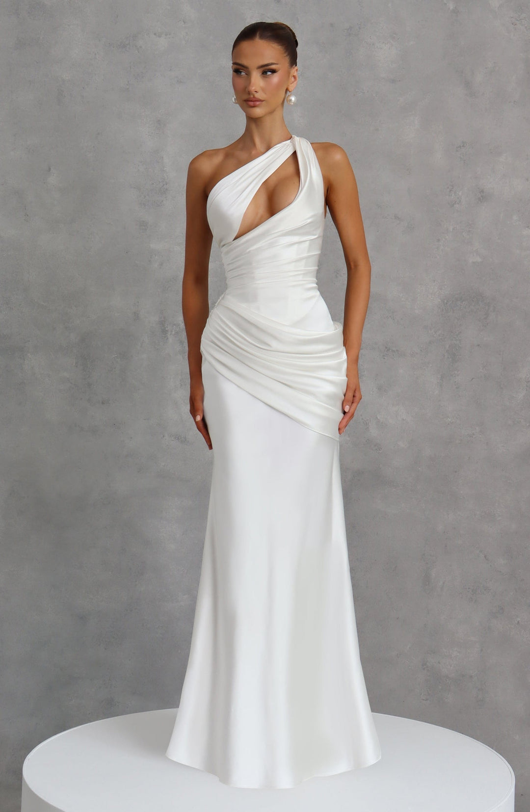 Elegant satin maxi dress with an open back and pleat detailing – LINOR