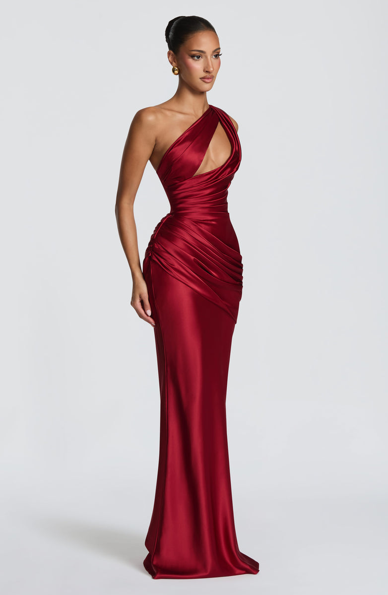 Elegant satin maxi dress with an open back and pleat detailing – LINOR