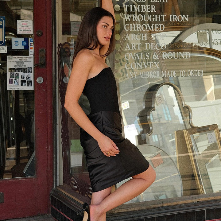 Strapless mini dress with a corset and satin pleat detailing – Sagi