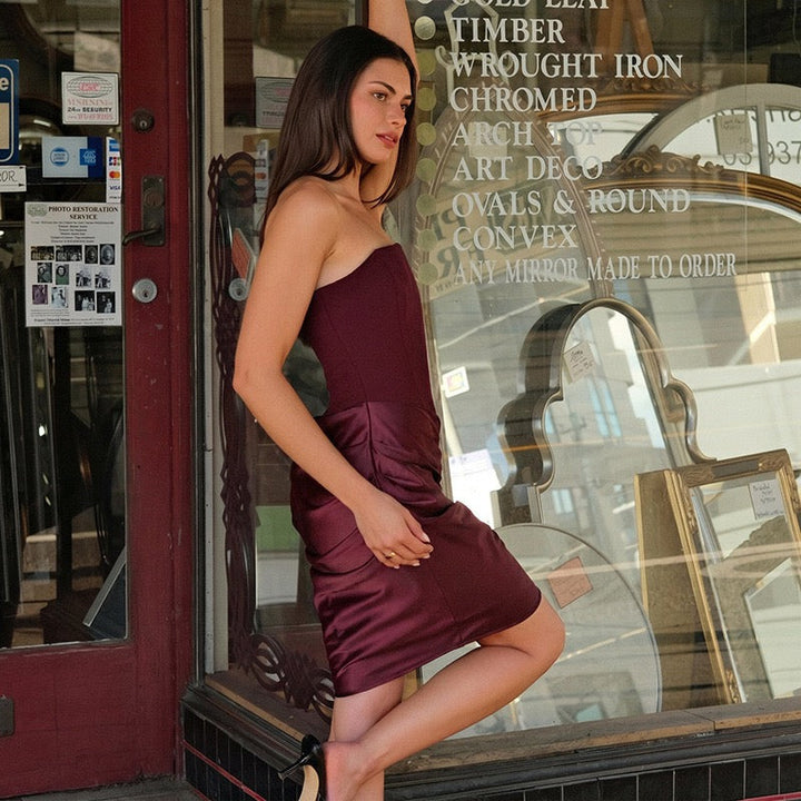 Strapless mini dress with a corset and satin pleat detailing – Sagi