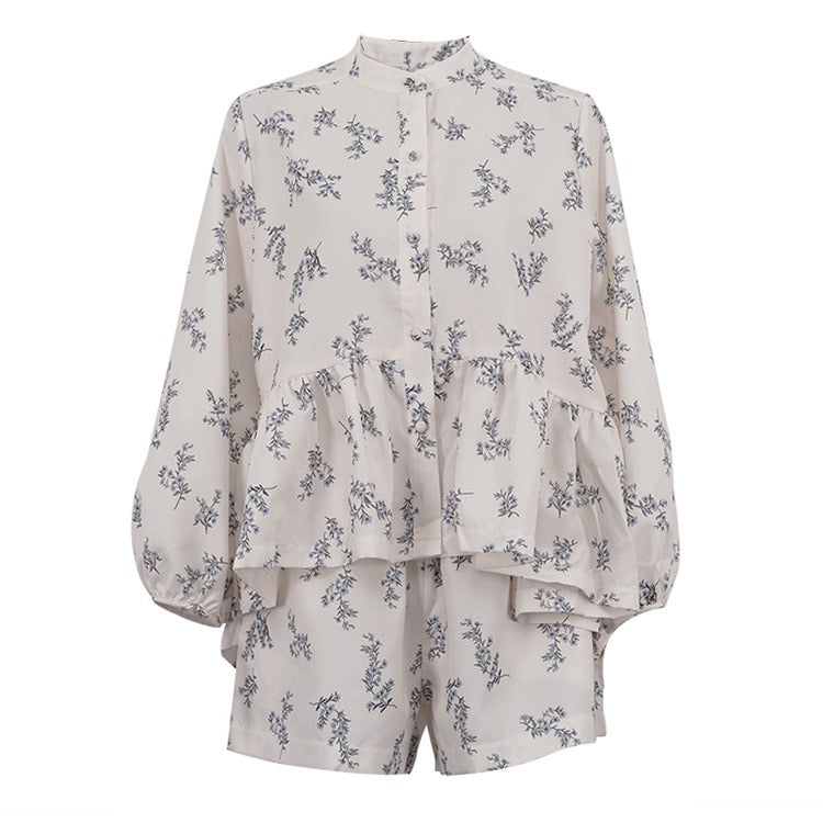 Luxurious French-style floral two-piece set with shorts and a button-down shirt – Nara