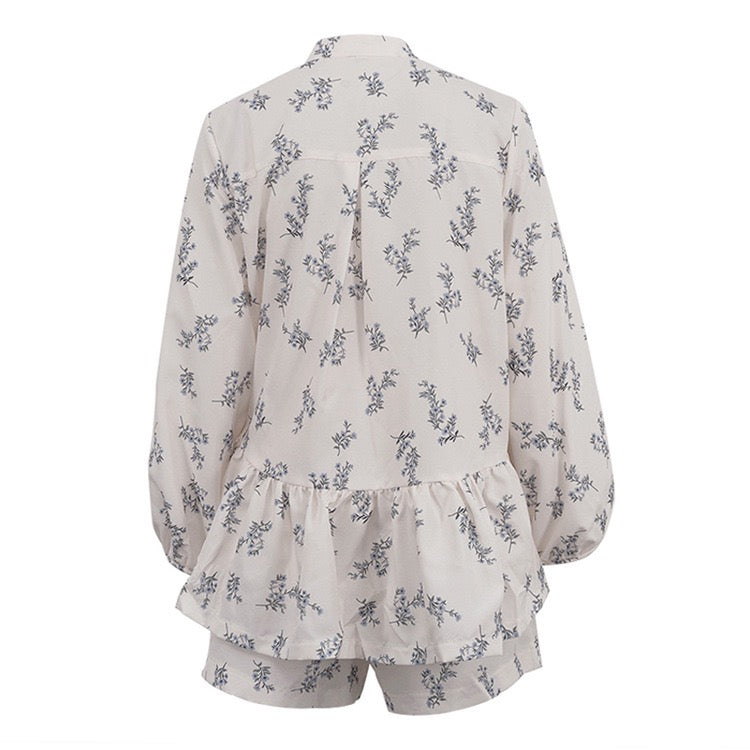 Luxurious French-style floral two-piece set with shorts and a button-down shirt – Nara