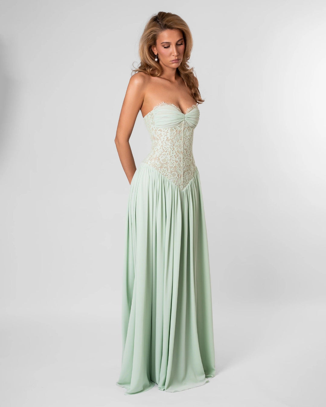 Lace maxi dress with back tie for a fitted waist – Nina