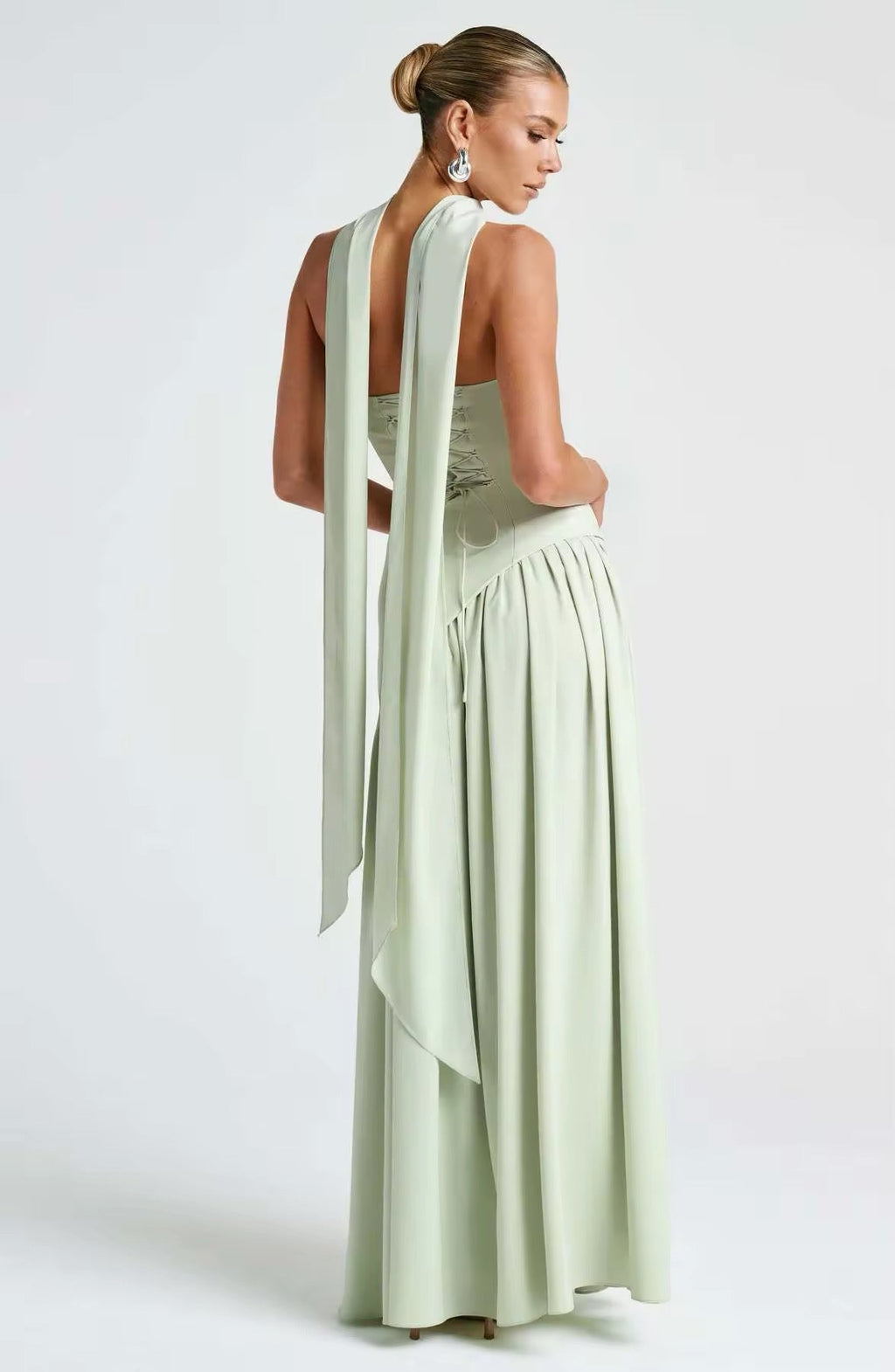 שמלת מקסי סטרפלס קשירה בגב בעיצוב חצאית שיפון בעיטור שסע וצעיף תואם - Zora