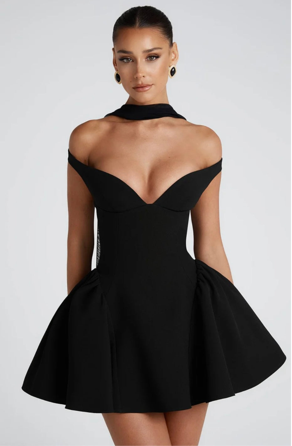 שמלת מיני בגזרת A גב פתוח בעיטור צעיף תואם - תמרה