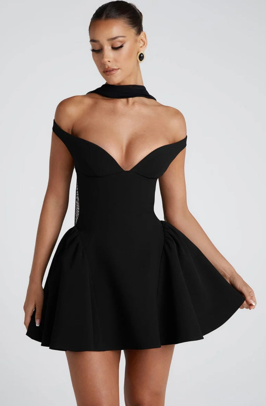 שמלת מיני בגזרת A גב פתוח בעיטור צעיף תואם - תמרה