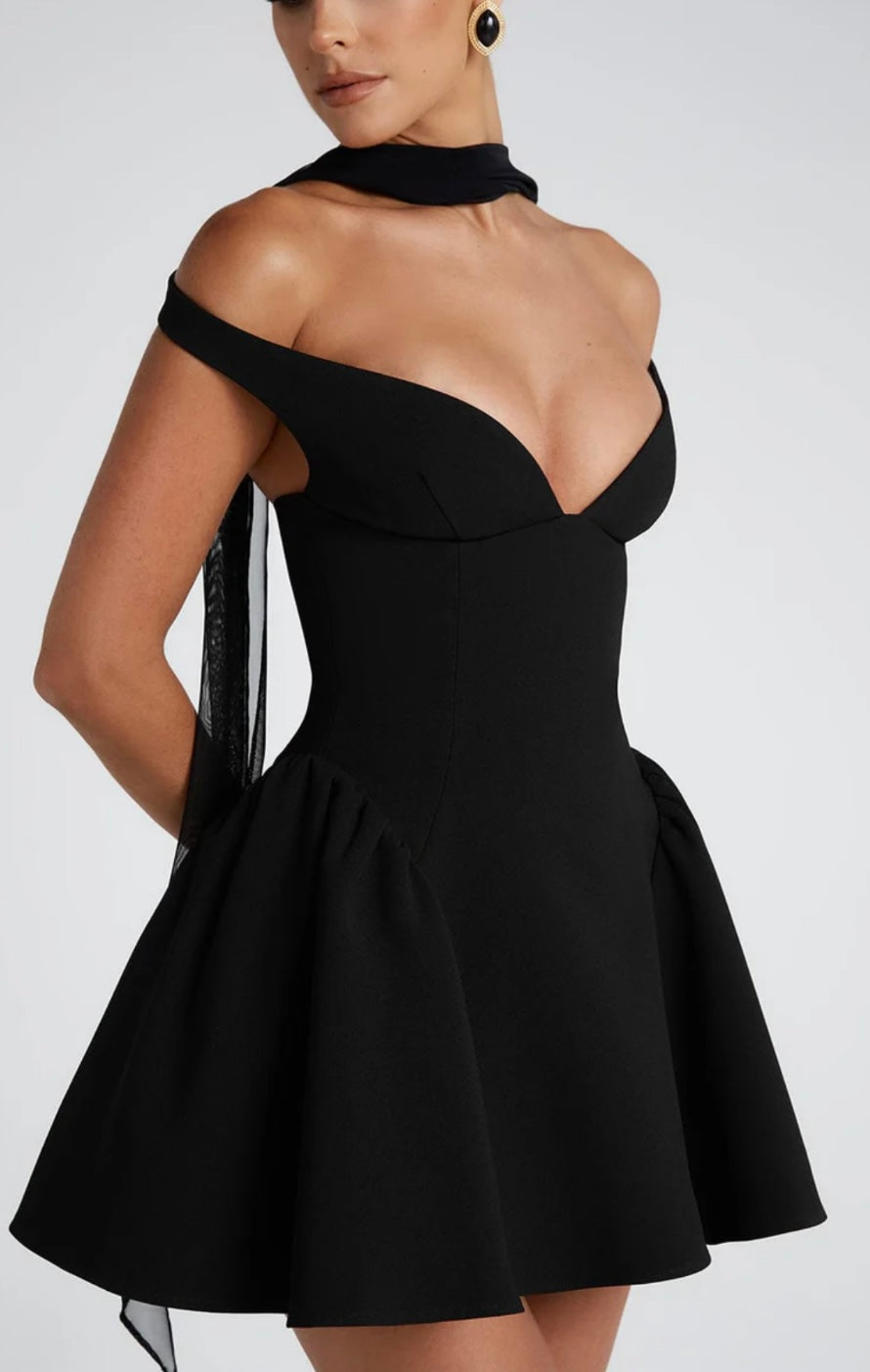 שמלת מיני בגזרת A גב פתוח בעיטור צעיף תואם - תמרה