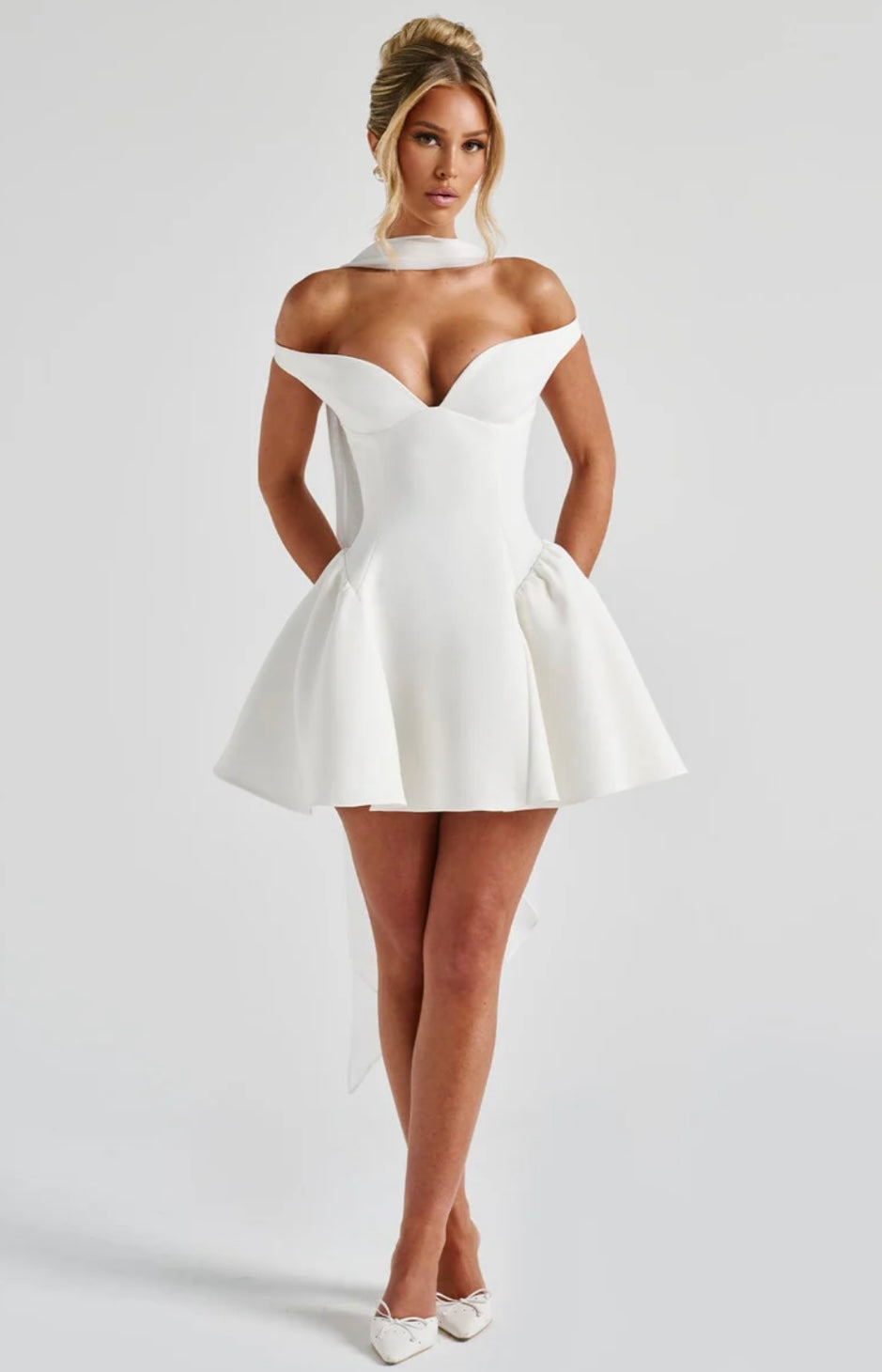 שמלת מיני בגזרת A גב פתוח בעיטור צעיף תואם - תמרה