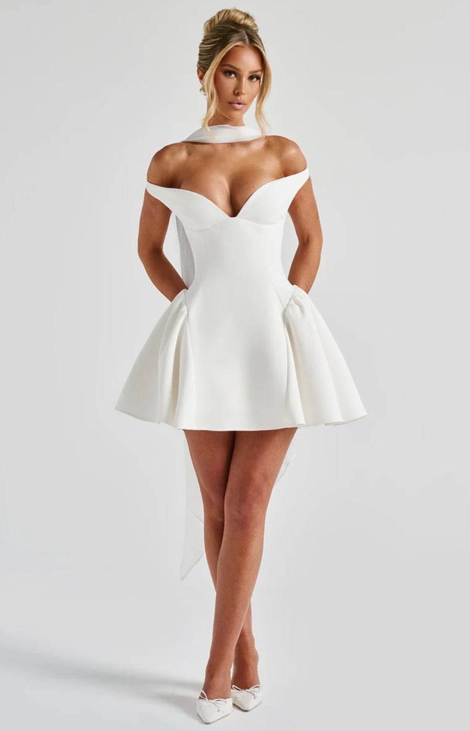 שמלת מיני בגזרת A גב פתוח בעיטור צעיף תואם - תמרה