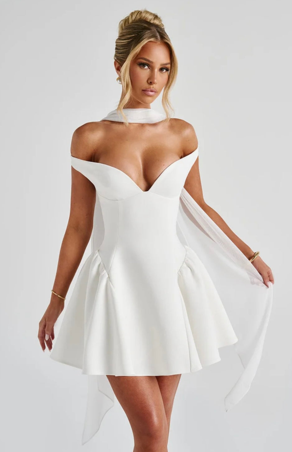 שמלת מיני בגזרת A גב פתוח בעיטור צעיף תואם - תמרה