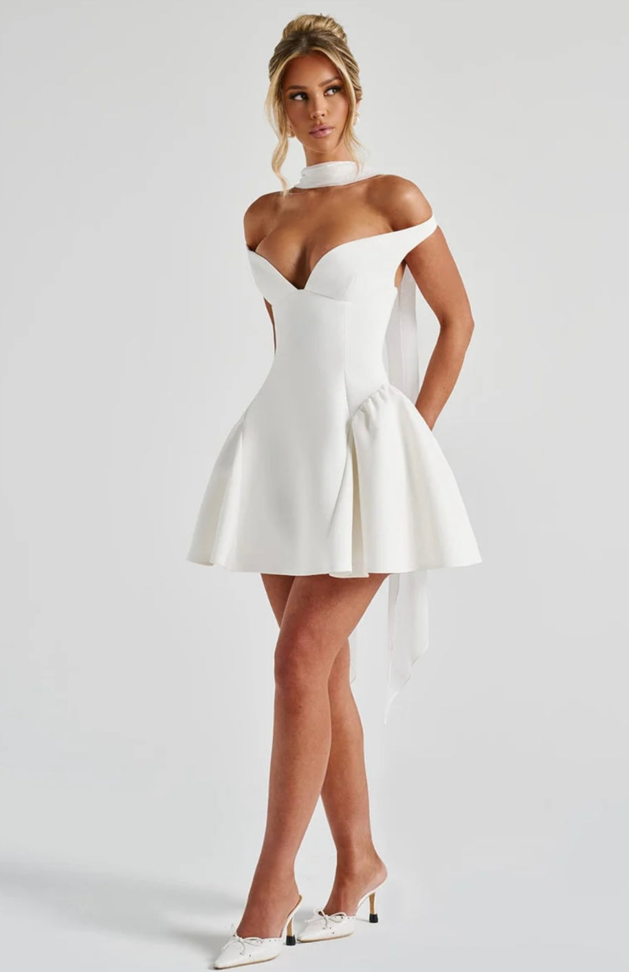 שמלת מיני בגזרת A גב פתוח בעיטור צעיף תואם - תמרה