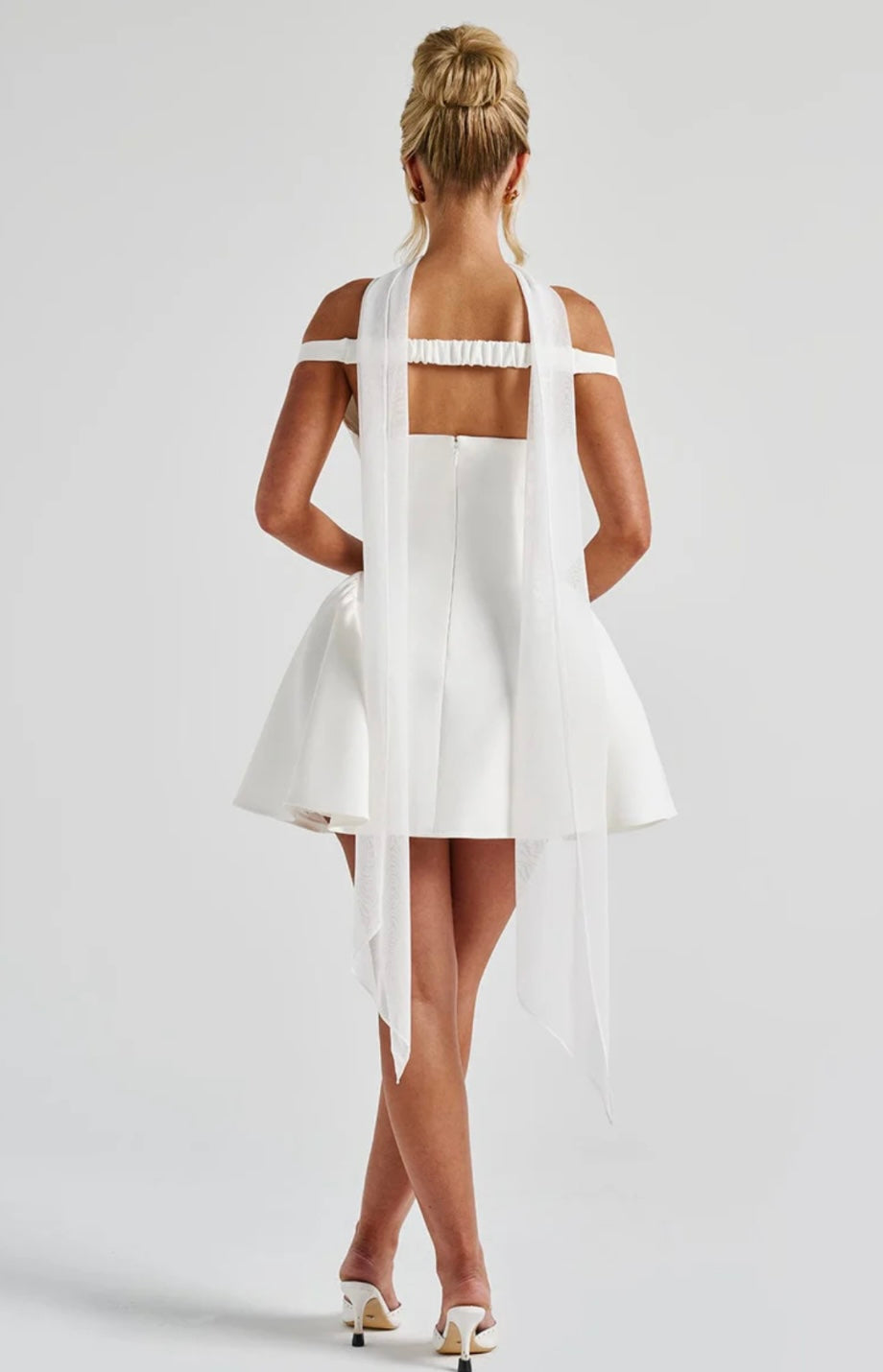 שמלת מיני בגזרת A גב פתוח בעיטור צעיף תואם - תמרה