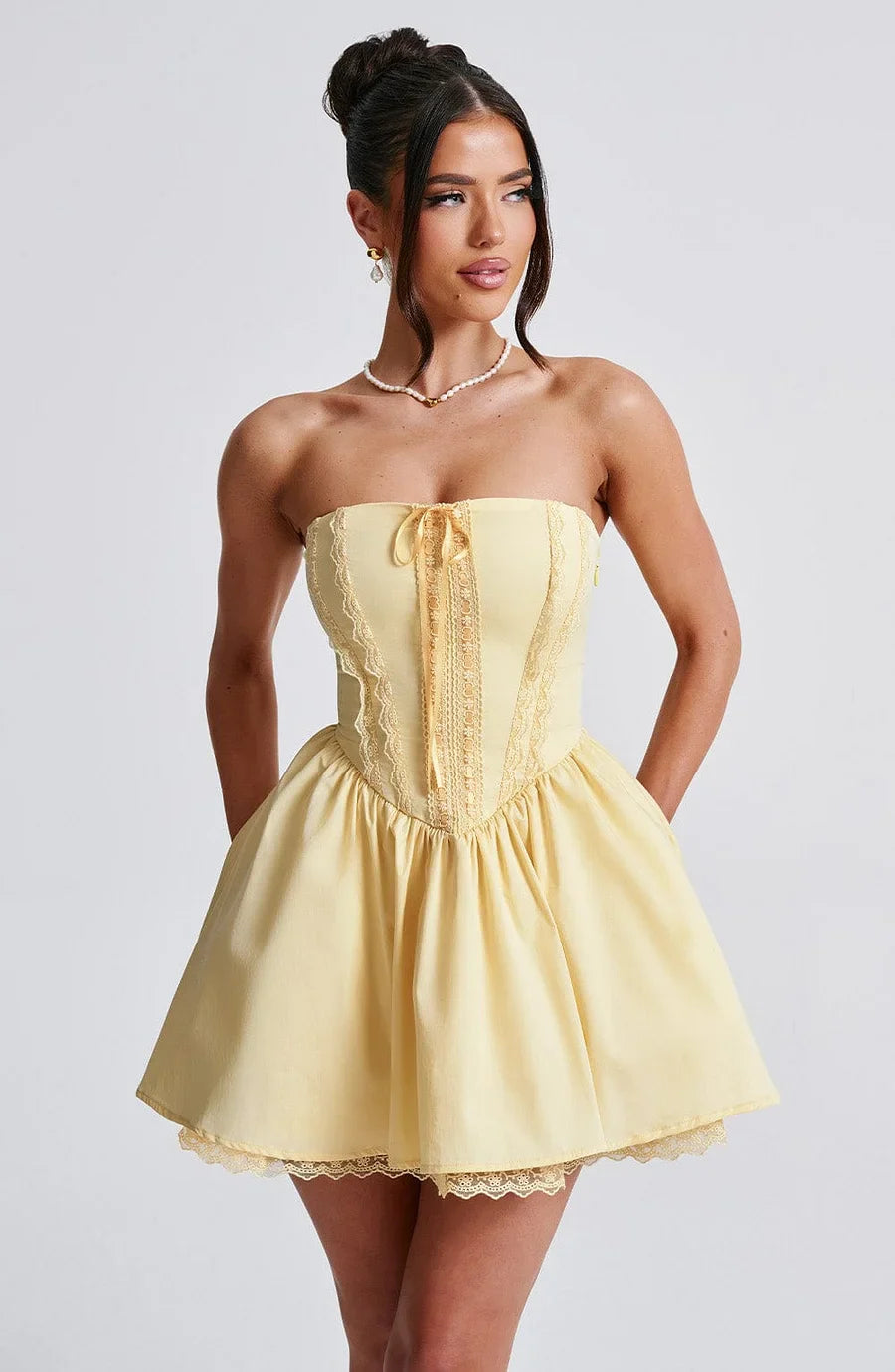 שמלת מיני בגזרת A קשירה בגב להצמדה במותן סטייל כפרי - Reya