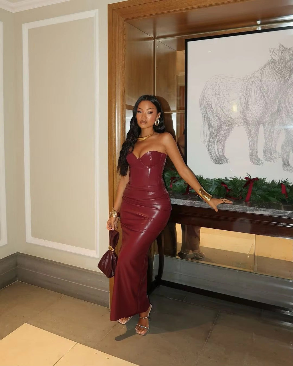 שמלת מקסי סטרפלס דמוי עור בעיצוב כיווצים ושסע - מריאן