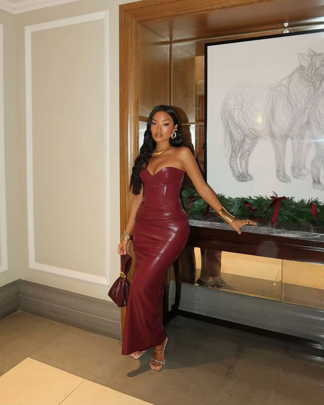 שמלת מקסי סטרפלס דמוי עור בעיצוב כיווצים ושסע - מריאן