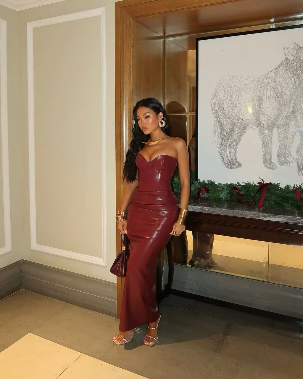 שמלת מקסי סטרפלס דמוי עור בעיצוב כיווצים ושסע - מריאן