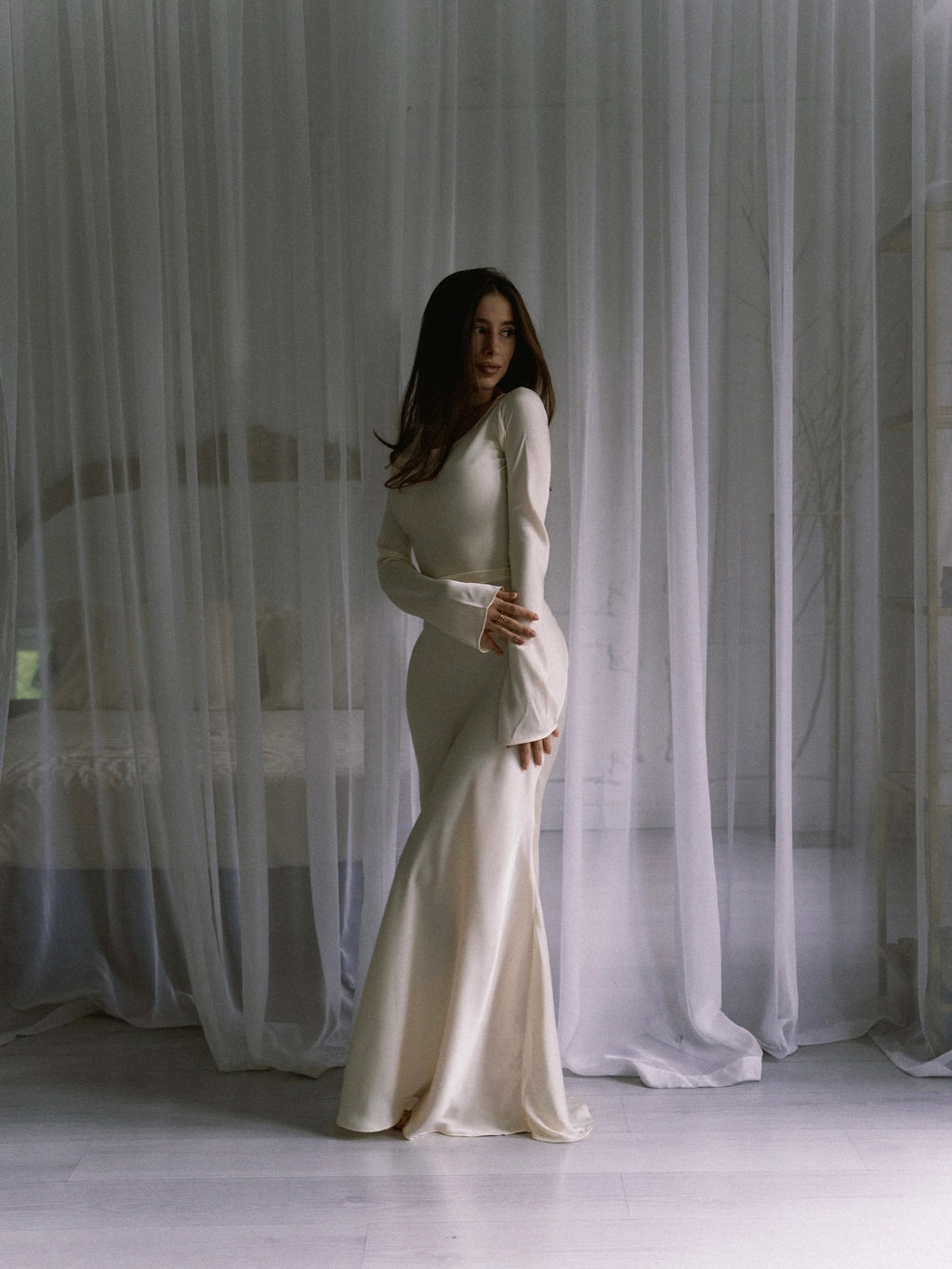 שמלת מקסי סאטן קשירה בגב להצמדה במותן - אודל