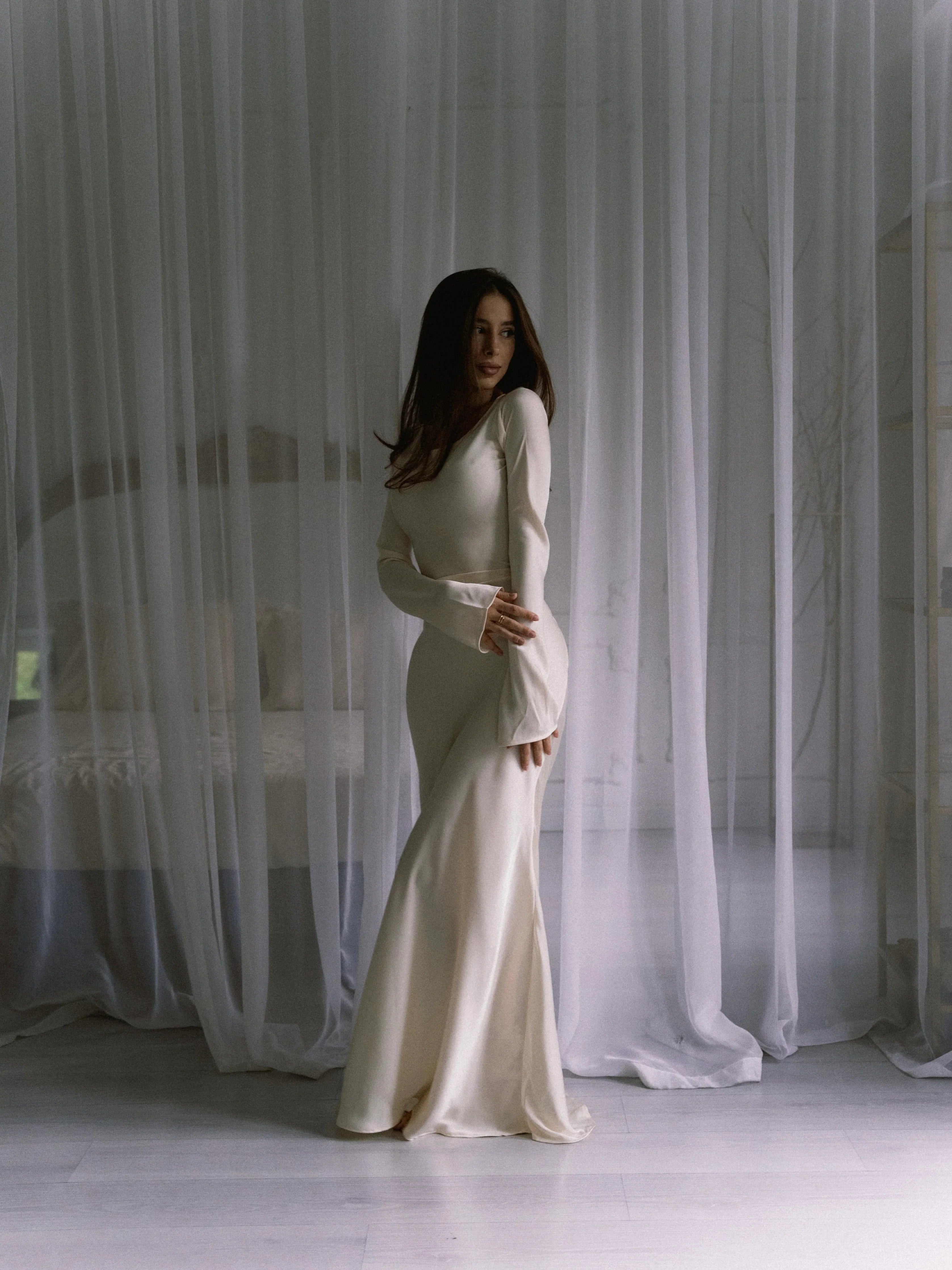 שמלת מקסי סאטן קשירה בגב להצמדה במותן - אודל