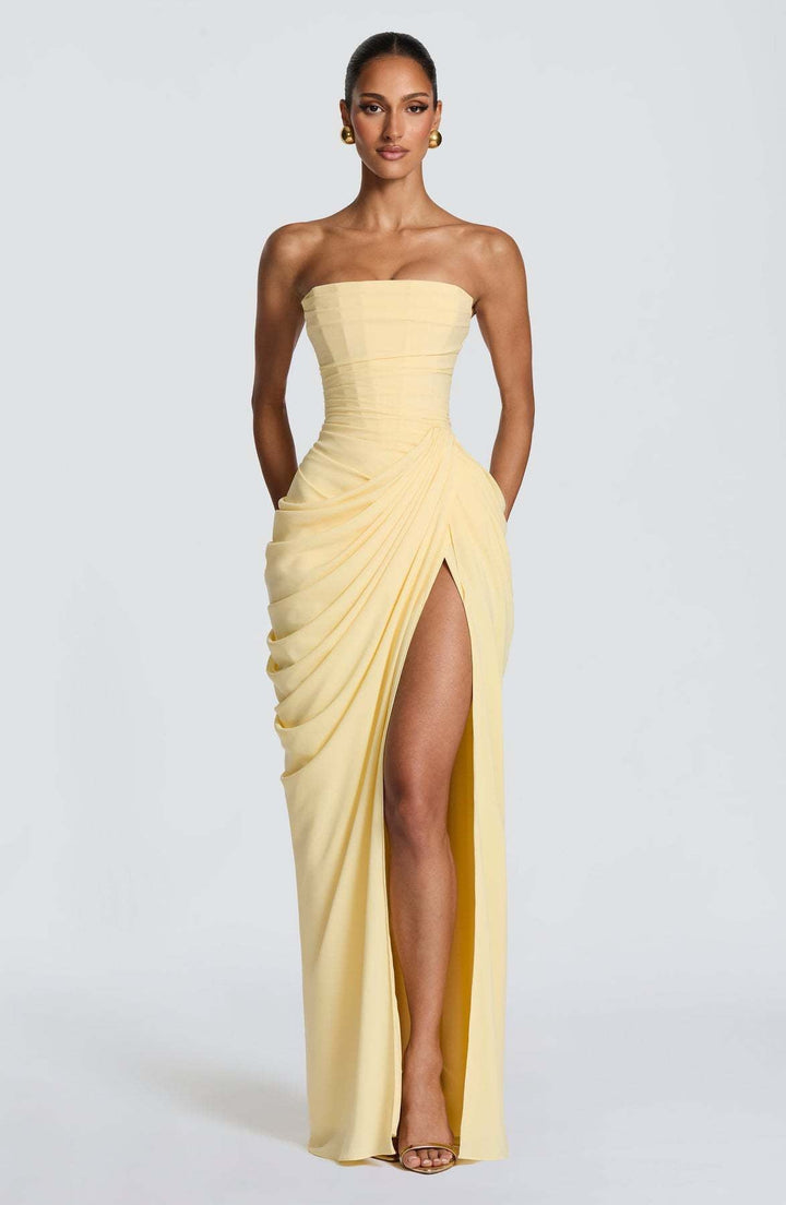 שמלת מקסי סטרפלס אלגנטית בעיצוב קיפולים ושסע - CANEDY